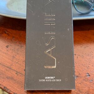 LASHIFY **BRAND NEW NEVER ISED** Black Silicone Heated Lash Curler